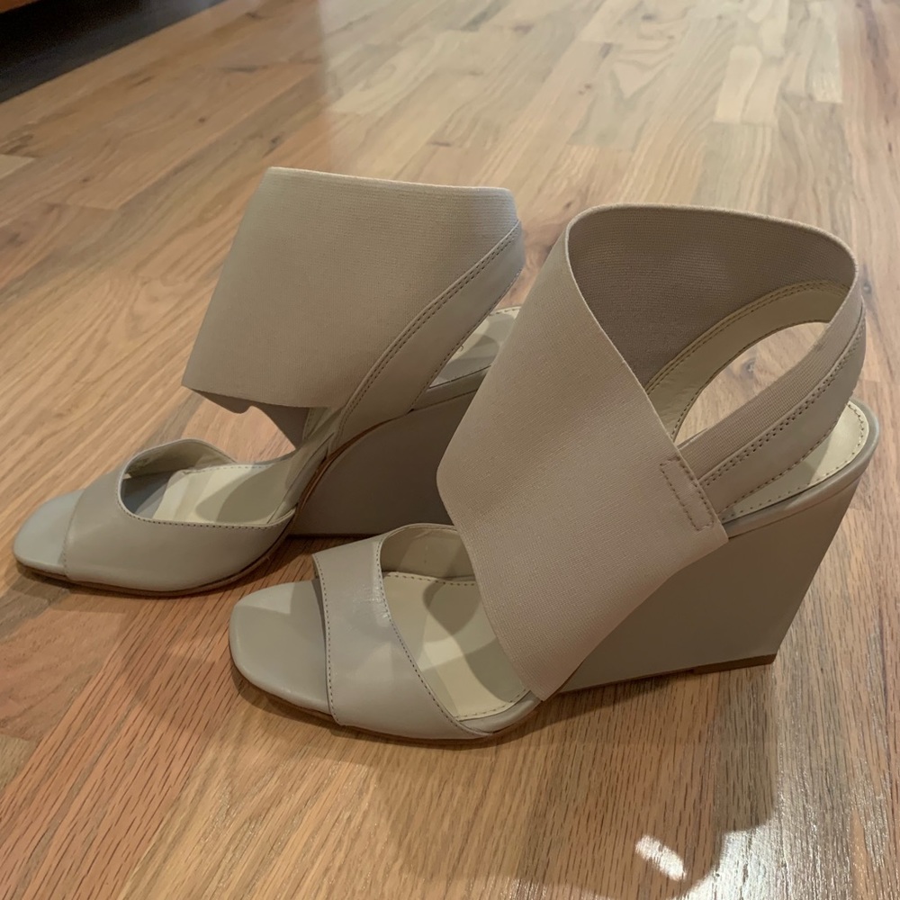 Light grey Calvin Klein elastic leather wedges